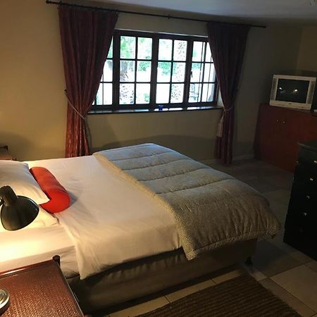 Golf And Garden Guesthouse Somerset West Exteriör bild